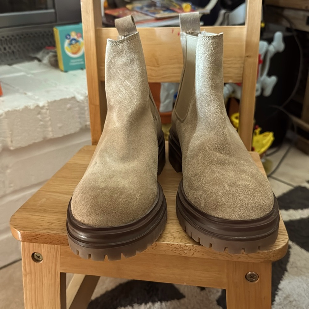Avellini tan suede Chelsea boots